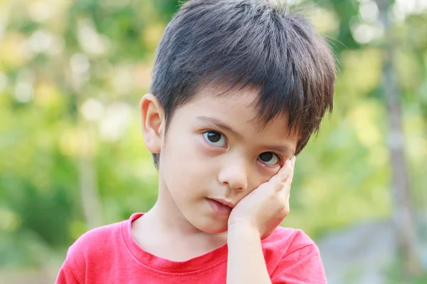 Pensiero piccolo giovane asiatico ragazzo — Foto Stock