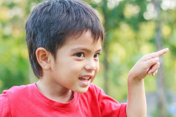 Porträtt av leende lite ung asiatisk pojke — Stockfoto
