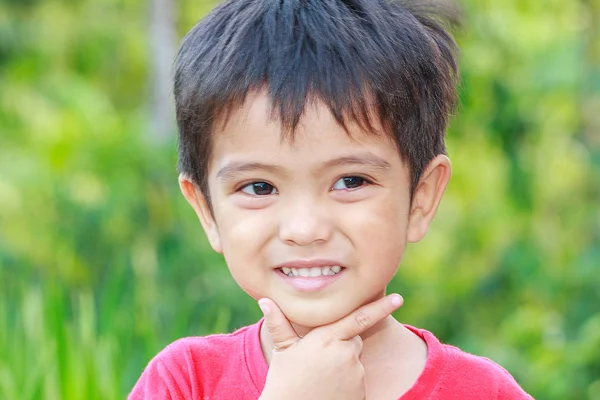 Portrét usměvavého chlapce — Stock fotografie
