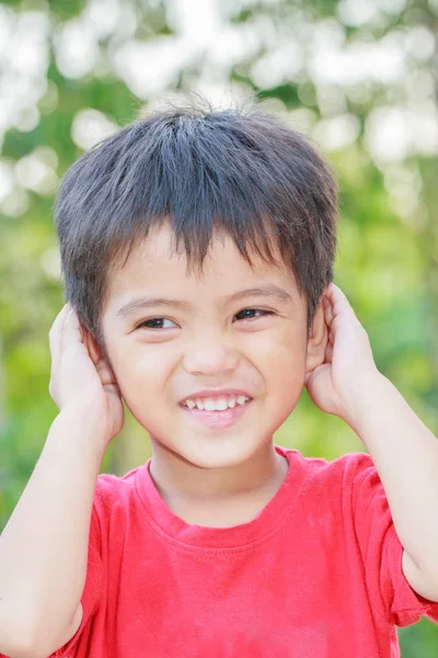 Portret van lachende jongen — Stockfoto