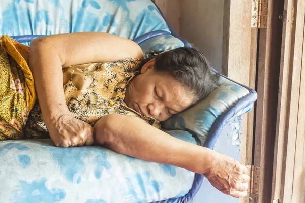 Asiática anciana durmiendo —  Fotos de Stock