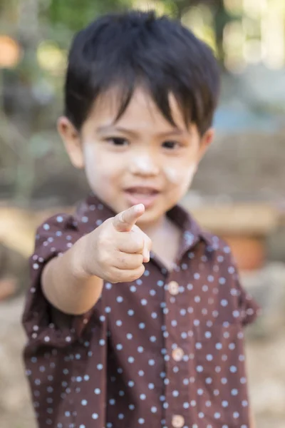 Kid wijzen op de voorgrond plaatsen — Stockfoto