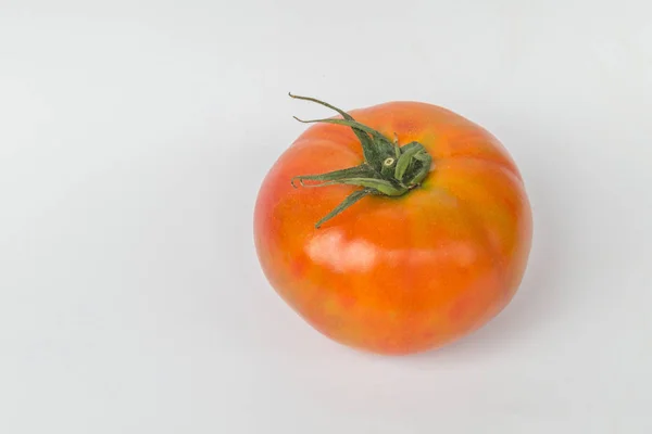 Tomate isoliert auf weiß — Stockfoto