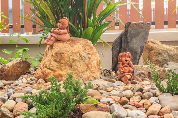 Decoración de jardín con piedra — Foto de Stock