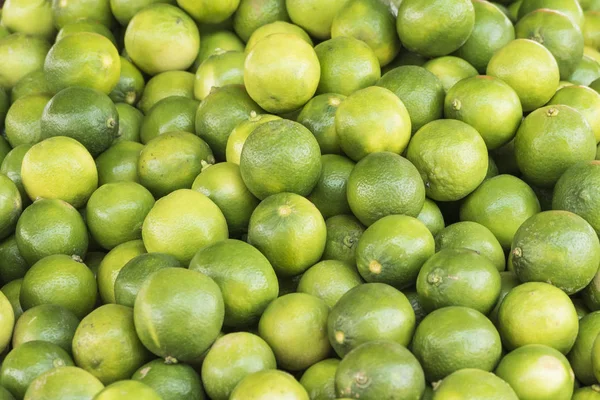 Färska mogna gröna limefrukter — Stockfoto