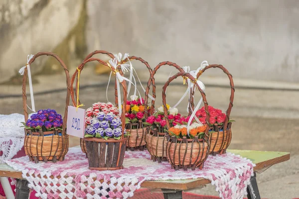 Flores em cesta de madeira — Fotografia de Stock