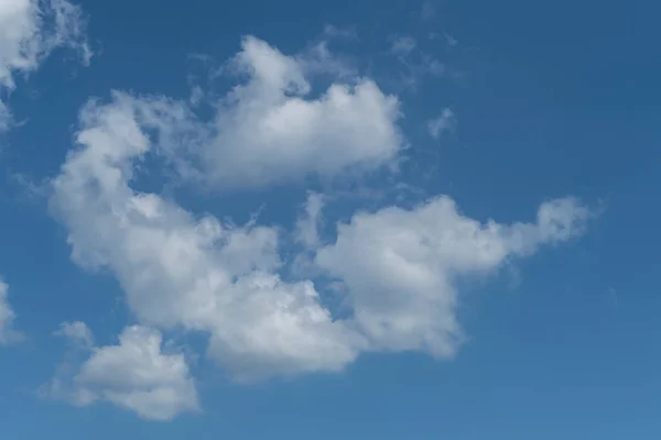 푸른 하늘 배경의 구름 — 스톡 사진