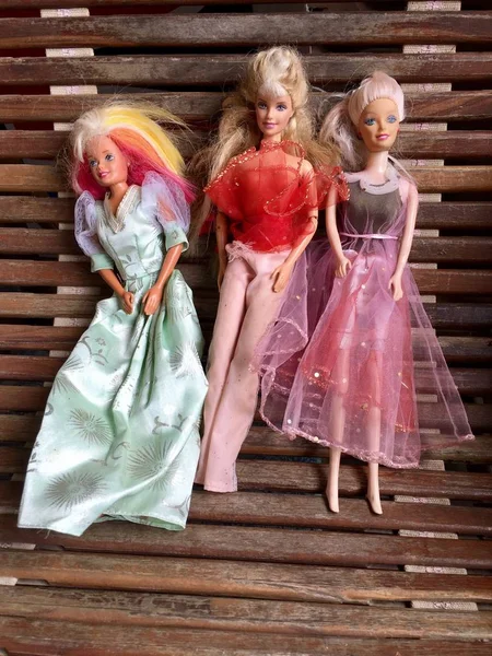 Barbies pop op houten achtergrond — Stockfoto