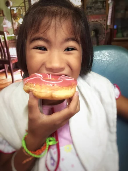 Vacker flicka med donut — Stockfoto