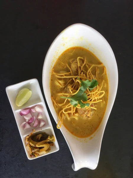 Soupe aux nouilles au curry avec poulet — Photo