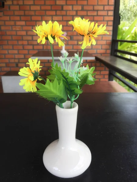 花瓶の黄色の花 — ストック写真