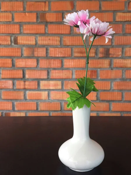 Розовый цветок в вазе — стоковое фото