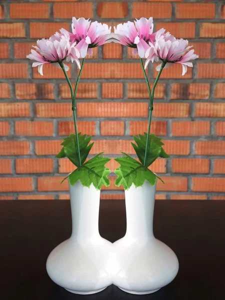 Rózsaszín virág vázában — Stock Fotó