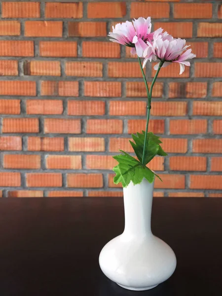 Różowy kwiat w wazonie — Zdjęcie stockowe