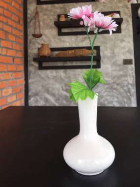 Vazodaki sarı çiçek.