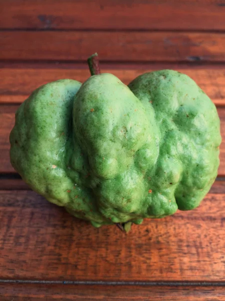 Gröna guava frukt — Stockfoto