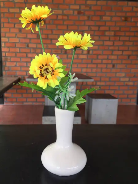 花瓶の黄色の花 — ストック写真