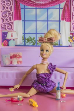 Barbie bebek evde