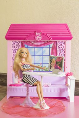Barbie bebek evde