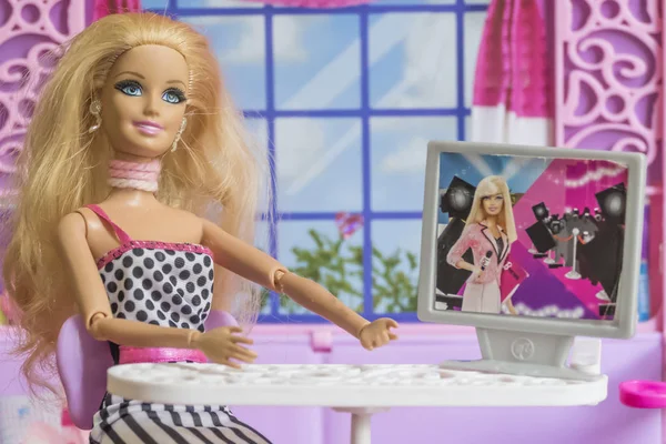 Barbie στην κούκλα σπίτι — Φωτογραφία Αρχείου