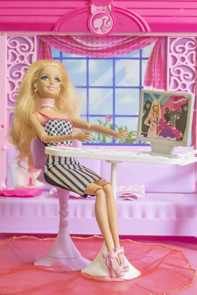 Barbie im Puppenhaus — Stockfoto