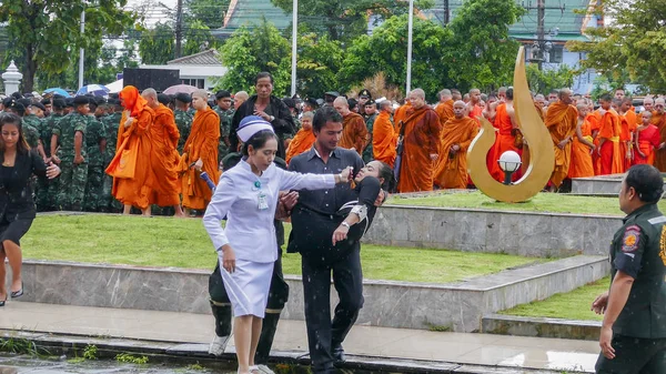 泰国女子晕倒在悼念仪式上 — 图库照片