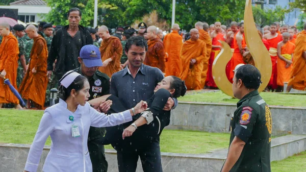 Mulher tailandesa desmaiar durante a cerimônia de luto — Fotografia de Stock