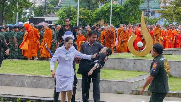 Mujer tailandesa desmayada durante la ceremonia de duelo — Foto de Stock