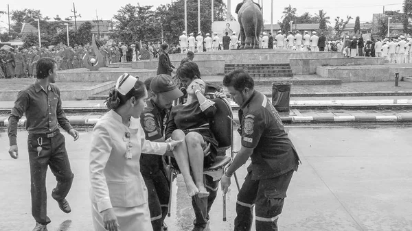 Thai woman faint during Mourning Ceremony — Stock Photo, Image