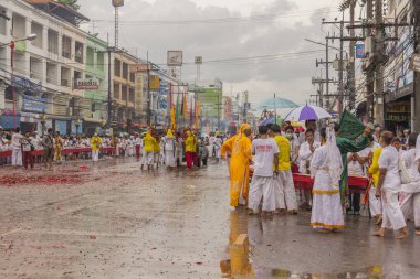 Taocu adanmışlar Sokağı'nda katılmak
