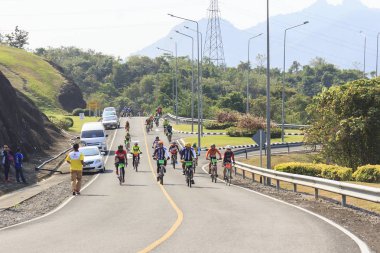 Bisikletçiler Khao Sok maraton rekabet
