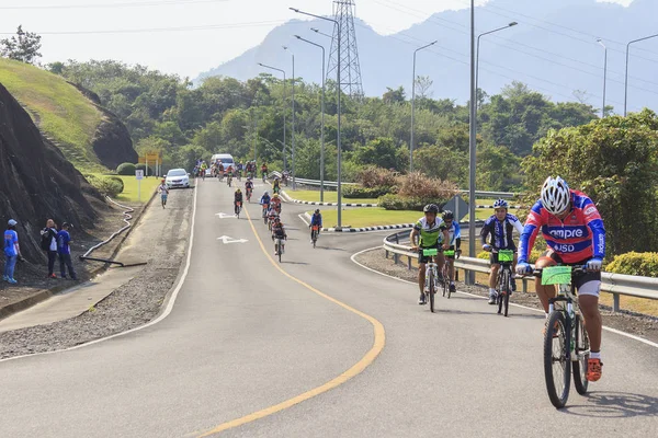 Cyklister tävlar i Khao Sok-maraton — Stockfoto
