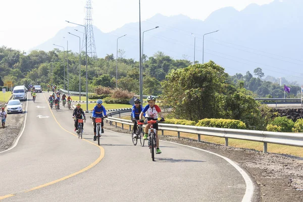 Kerékpárosok versenyezni a Khao Sok maraton — Stock Fotó