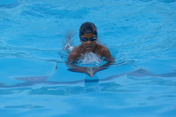 Garçon dans la piscine — Photo