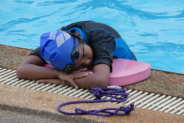 Дівчина, відпочиваючи на краю басейну — стокове фото