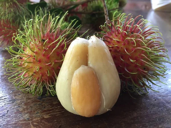 Frische salak pondoh dornige Palmfrüchte typisch für Indonesien mit Rambutan — Stockfoto