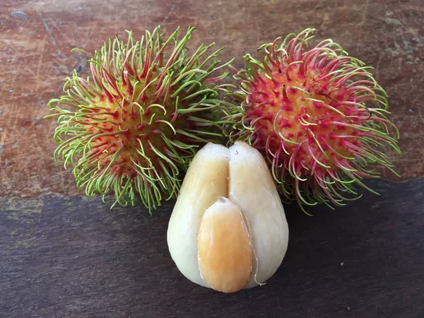 Frische salak pondoh dornige Palmfrüchte typisch für Indonesien mit Rambutan — Stockfoto