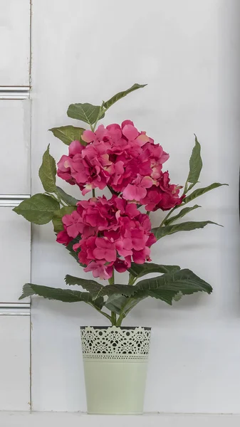 Künstliche rosa Blume in der Vase — Stockfoto