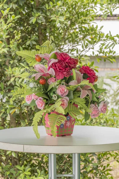 Konstgjord blomma i vasen — Stockfoto