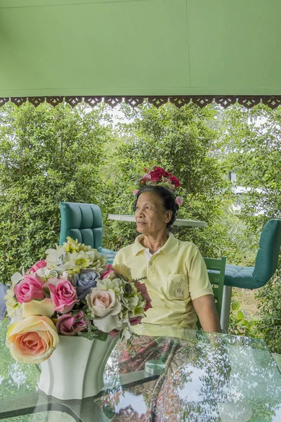 Retrato de vieja mujer tailandesa asiática sentada en silla —  Fotos de Stock