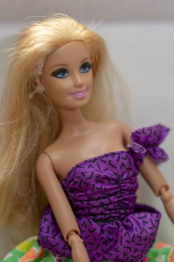 Krabi, Tayland - 5 Ekim 2017: Barbie bebek evde.
