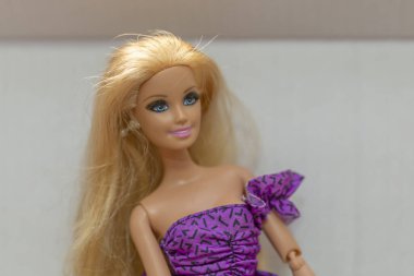Krabi, Tayland - 5 Ekim 2017: Barbie bebek evde.