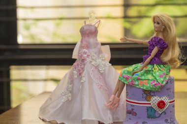 Krabi, Tayland - 5 Ekim 2017: Barbie bebek evde.