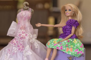 Krabi, Tayland - 5 Ekim 2017: Barbie bebek evde.
