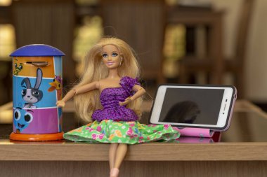 Krabi, Tayland - 5 Ekim 2017: Barbie bebek evde.