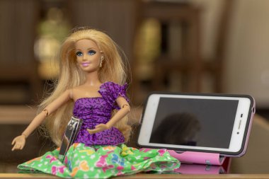 Krabi, Tayland - 5 Ekim 2017: Barbie bebek evde.