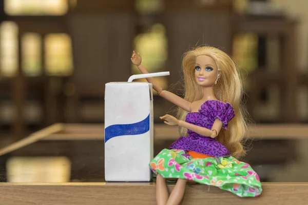 Krabi Thajsko Října 2017 Panenka Barbie Sedí Dřevěném Stole — Stock fotografie