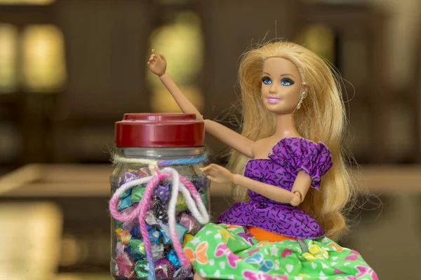 Krabi Ταϊλάνδη Οκτωβρίου 2017 Barbie Κούκλα Κάθεται Ξύλινο Τραπέζι — Φωτογραφία Αρχείου