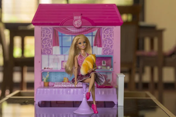 Krabi Thailand Oktober 2017 Barbie Sitzt Auf Sofa Stuhl Puppenhaus lizenzfreie Stockbilder