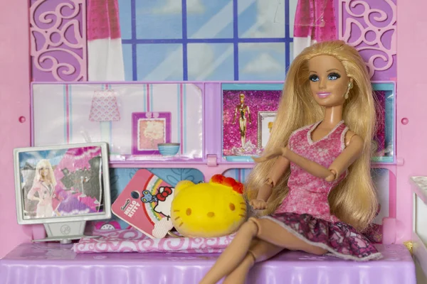 泰国克拉比 2017年10月5日 芭比娃娃坐在娃娃屋沙发上 图库图片